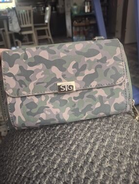 SAVE THE GIRLS Camouflage Crossbody Wallet - Green & Pink Camo